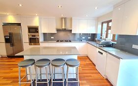 Luxury London House Sleeps X 16, Free Parking, Free Wifi, Garden Patio, Close To Tube Line Easy Access To Central London